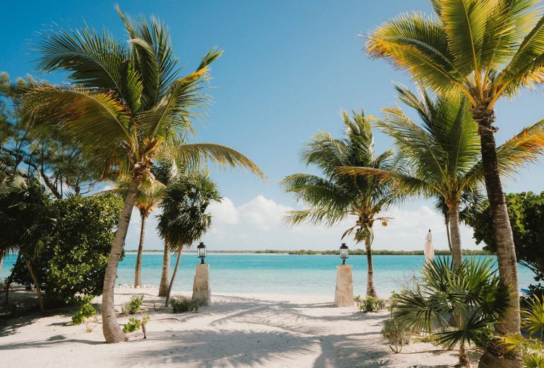 Tci008 – Beachfront villa with pool in Grace Bay