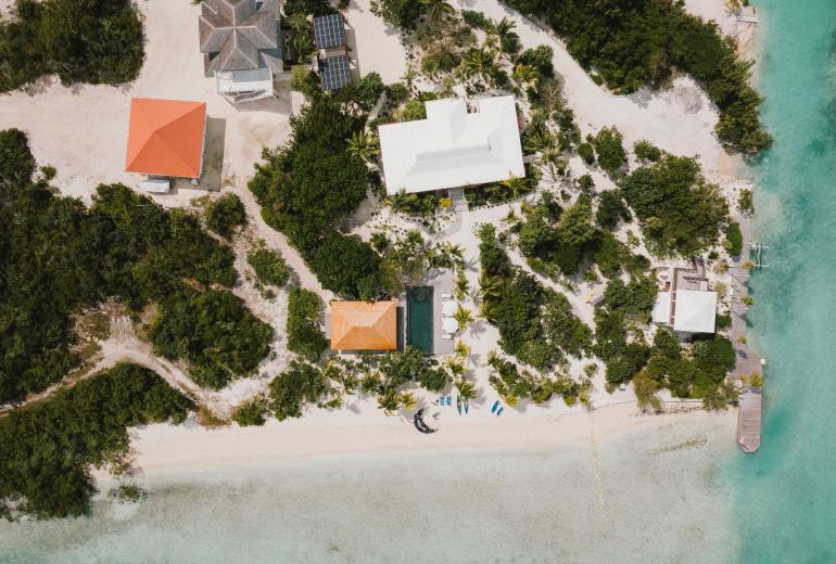 Tci008 – Beachfront villa with pool in Grace Bay