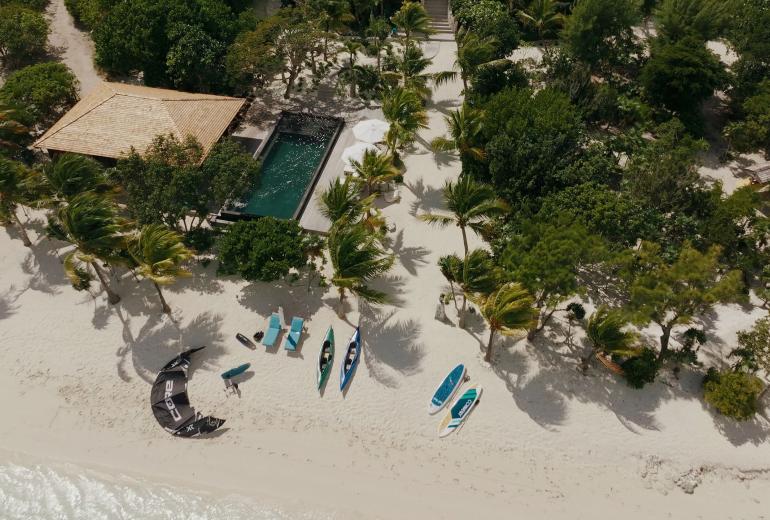 Tci008 – Beachfront villa with pool in Grace Bay