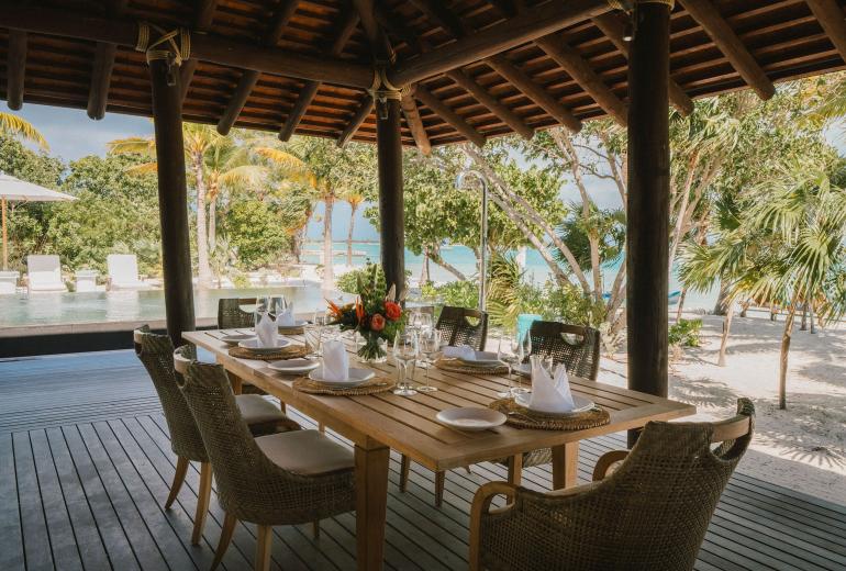 Tci008 – Beachfront villa with pool in Grace Bay