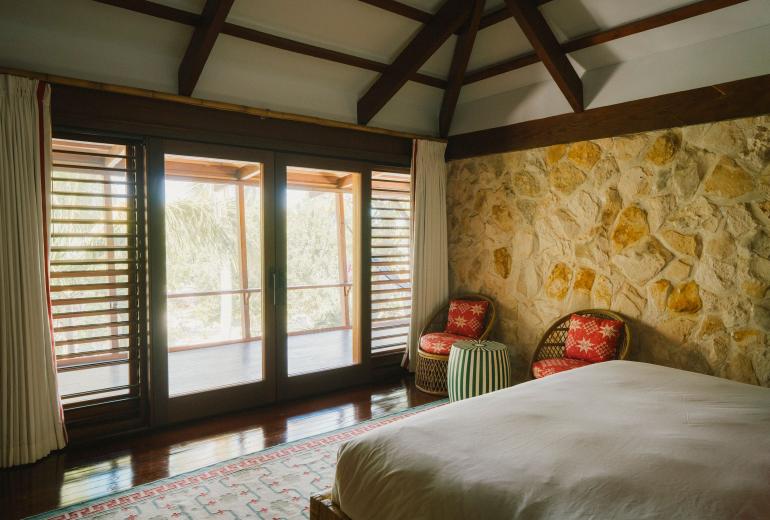 Tci008 – Beachfront villa with pool in Grace Bay