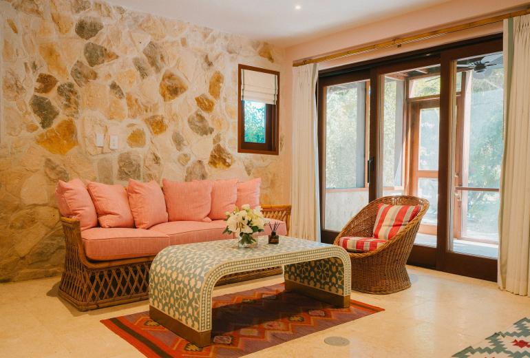 Tci008 – Beachfront villa with pool in Grace Bay