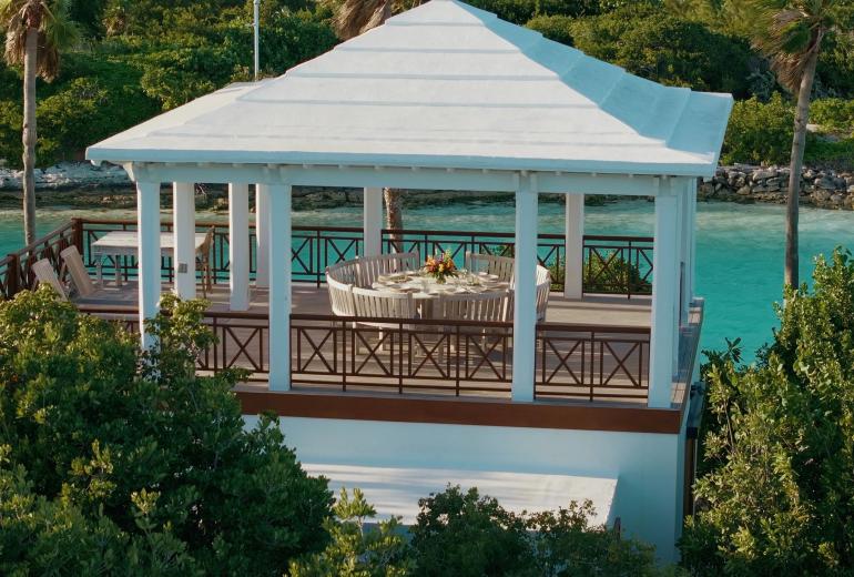 Tci008 – Beachfront villa with pool in Grace Bay