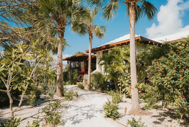 Tci008 – Beachfront villa with pool in Grace Bay