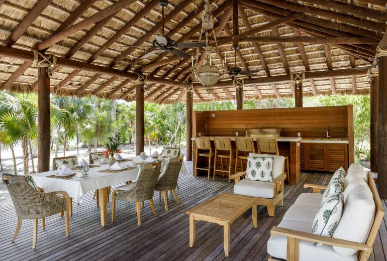 Tci008 – Beachfront villa with pool in Grace Bay