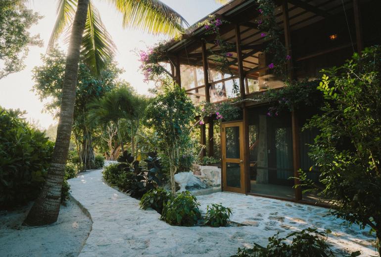 Tci008 – Beachfront villa with pool in Grace Bay