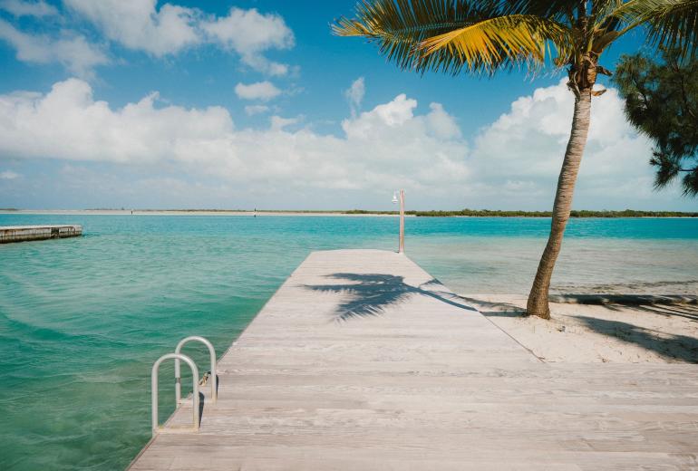 Tci008 – Beachfront villa with pool in Grace Bay