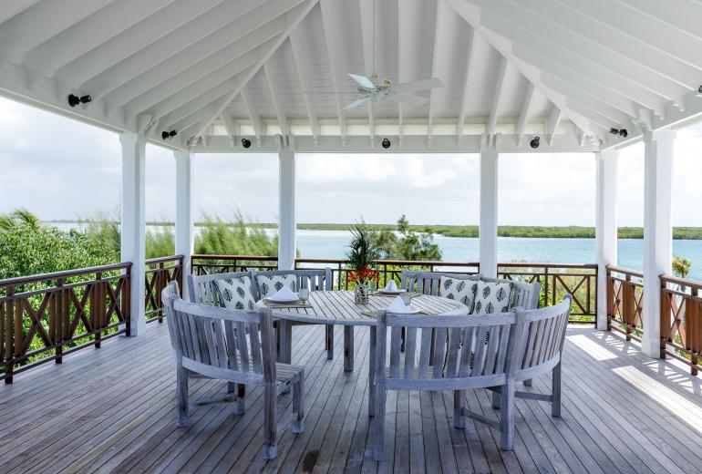 Tci008 – Beachfront villa with pool in Grace Bay
