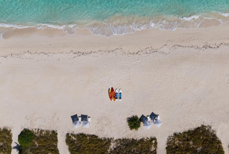 Tci016 – Modern oceanfront villa in Grace Bay