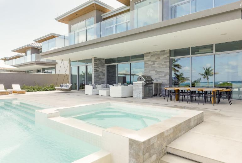 Tci016 – Modern oceanfront villa in Grace Bay
