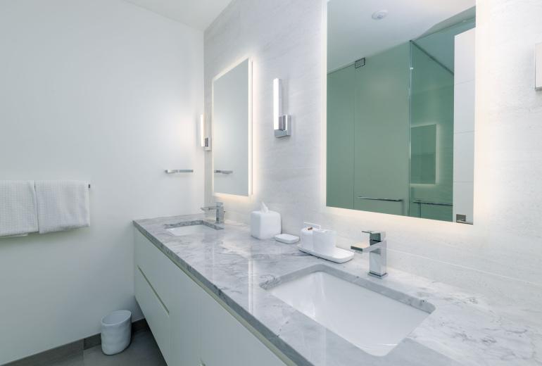 Tci018 – Luxury beachfront villa in Grace Bay