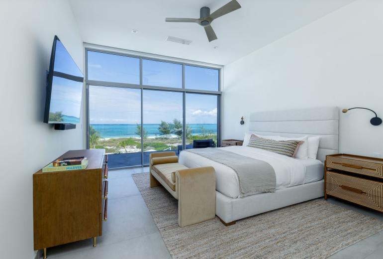 Tci018 – Luxury beachfront villa in Grace Bay