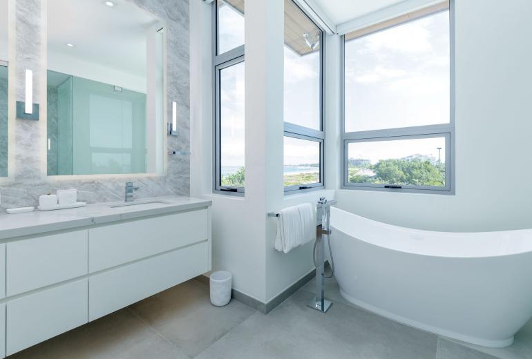 Tci018 – Luxury beachfront villa in Grace Bay