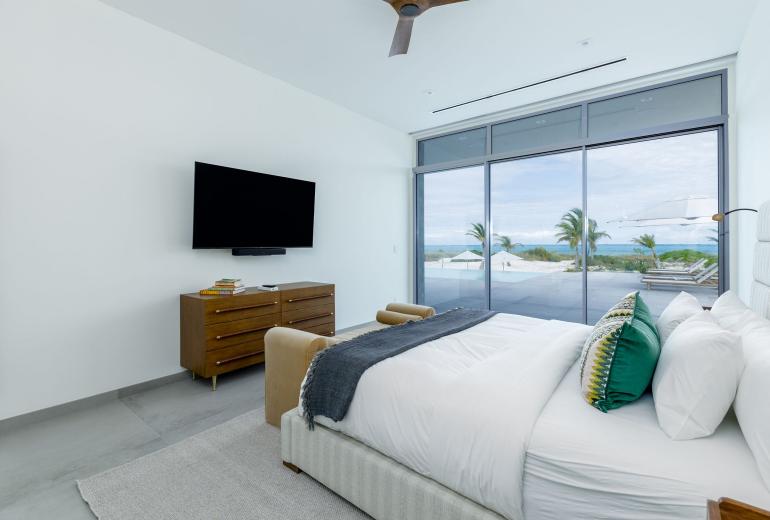 Tci018 – Luxury beachfront villa in Grace Bay