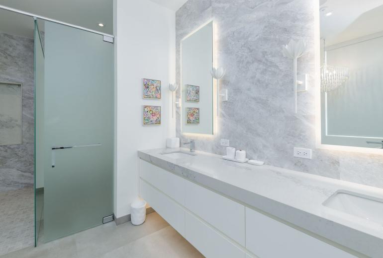 Tci018 – Luxury beachfront villa in Grace Bay