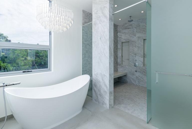 Tci018 – Luxury beachfront villa in Grace Bay