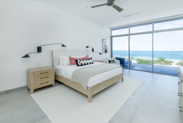 Tci018 – Luxury beachfront villa in Grace Bay