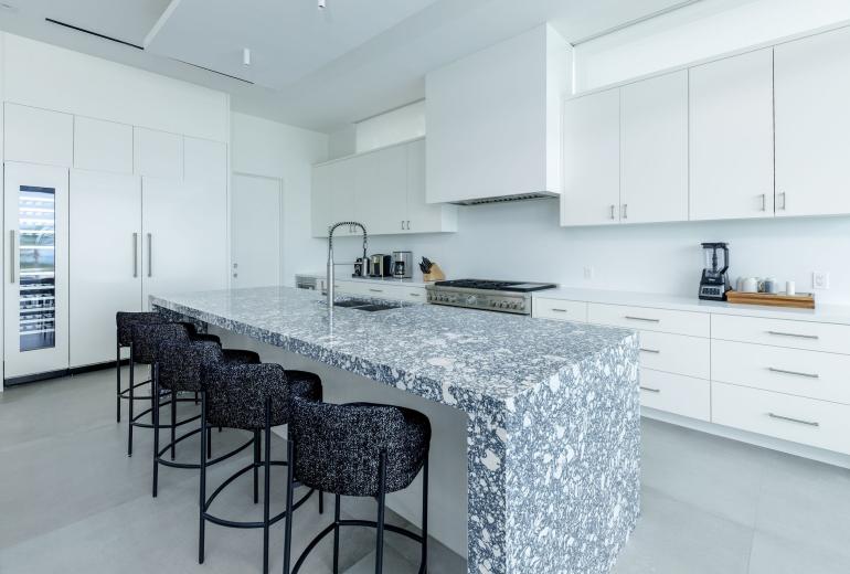 Tci018 – Luxury beachfront villa in Grace Bay