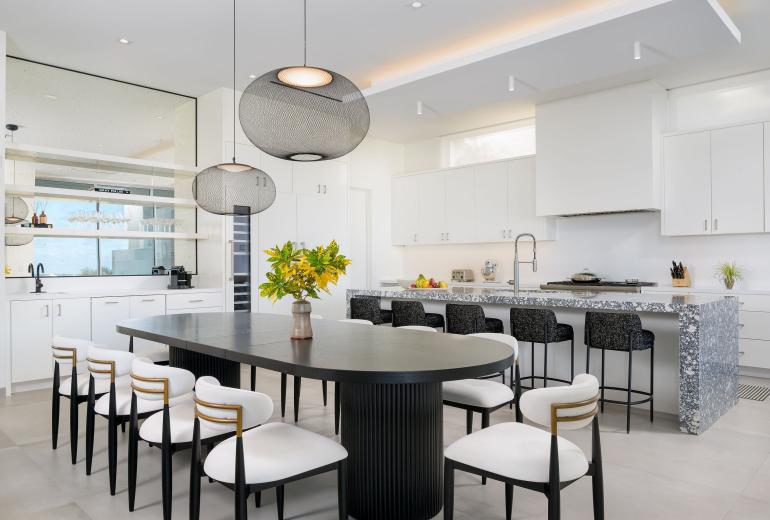 Tci018 – Luxury beachfront villa in Grace Bay