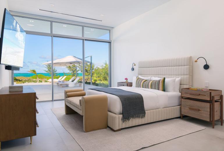 Tci018 – Luxury beachfront villa in Grace Bay