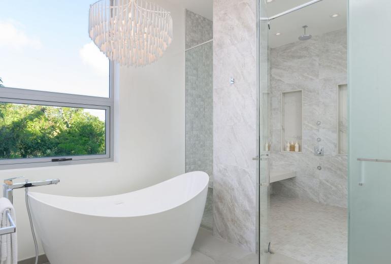 Tci018 – Luxury beachfront villa in Grace Bay
