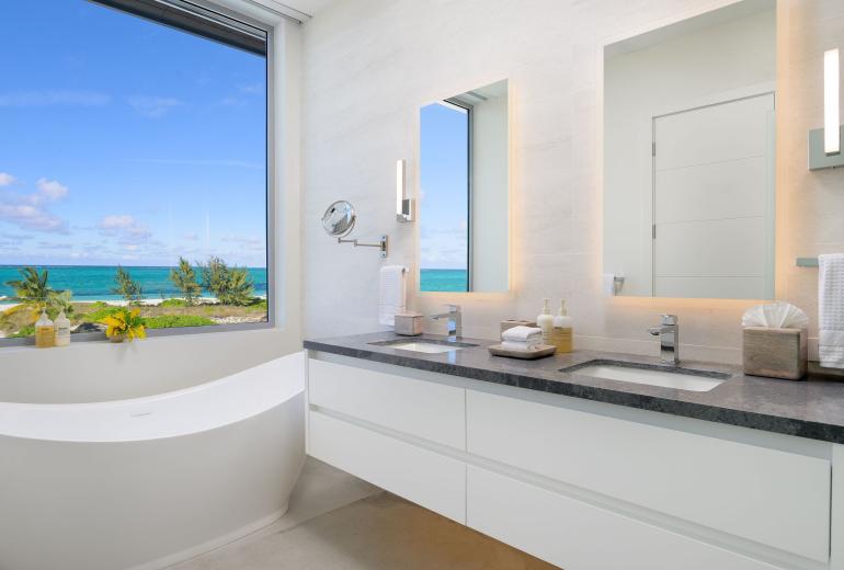 Tci018 – Luxury beachfront villa in Grace Bay