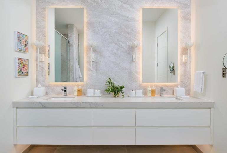 Tci018 – Luxury beachfront villa in Grace Bay