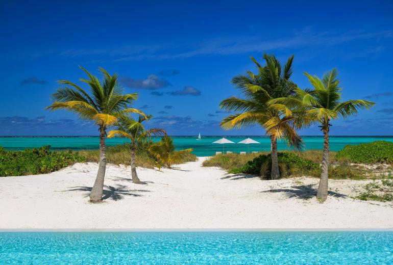Tci018 – Luxury beachfront villa in Grace Bay