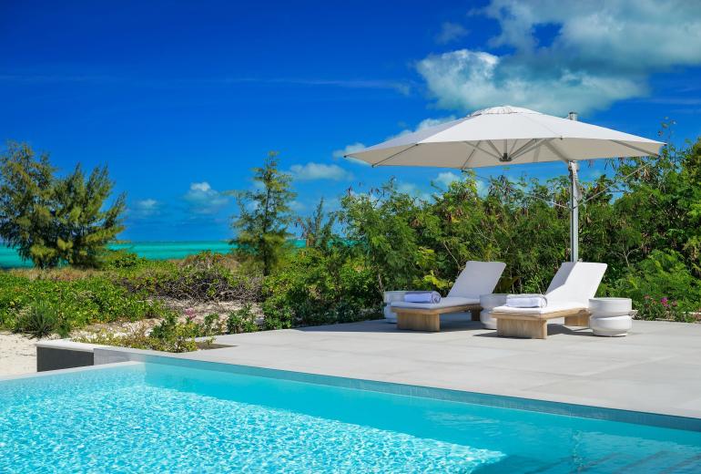 Tci018 – Luxury beachfront villa in Grace Bay