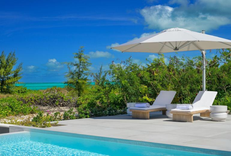 Tci018 – Luxury beachfront villa in Grace Bay