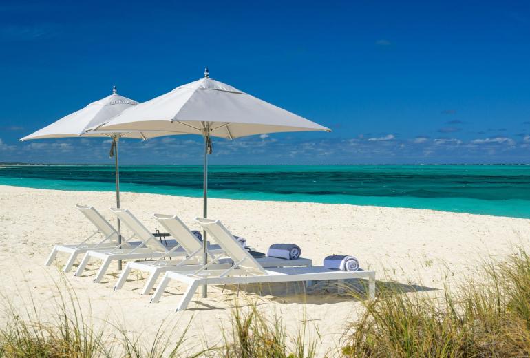 Tci018 – Luxury beachfront villa in Grace Bay