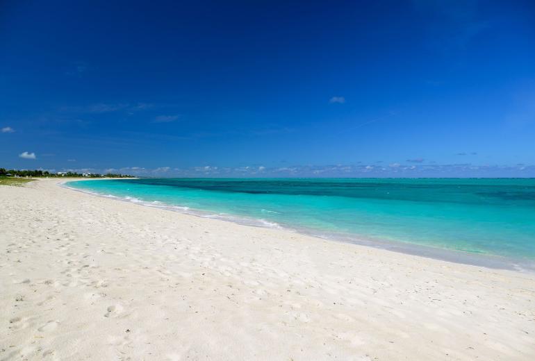 Tci018 – Luxury beachfront villa in Grace Bay