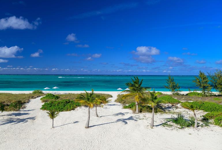Tci018 – Luxury beachfront villa in Grace Bay