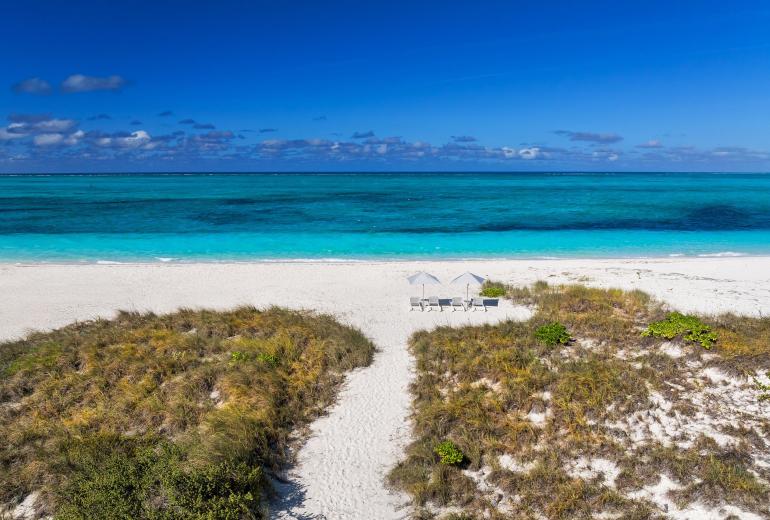 Tci018 – Luxury beachfront villa in Grace Bay