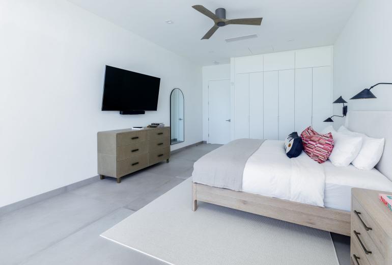 Tci018 – Luxury beachfront villa in Grace Bay