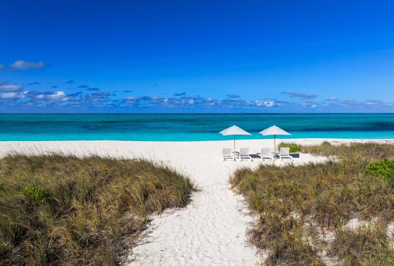 Tci018 – Luxury beachfront villa in Grace Bay