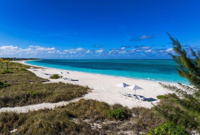 Tci018 – Luxury beachfront villa in Grace Bay