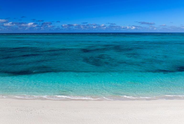 Tci018 – Luxury beachfront villa in Grace Bay