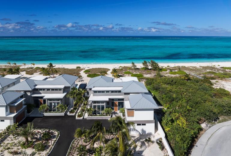 Tci018 – Luxury beachfront villa in Grace Bay