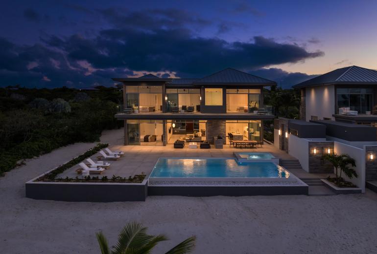Tci018 – Luxury beachfront villa in Grace Bay