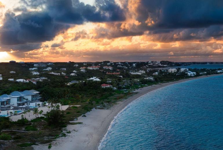 Tci018 – Luxury beachfront villa in Grace Bay