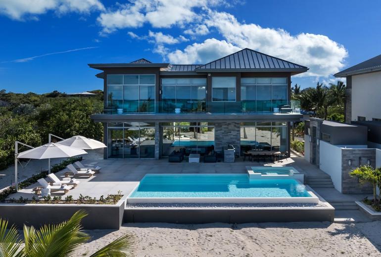 Tci018 – Luxury beachfront villa in Grace Bay