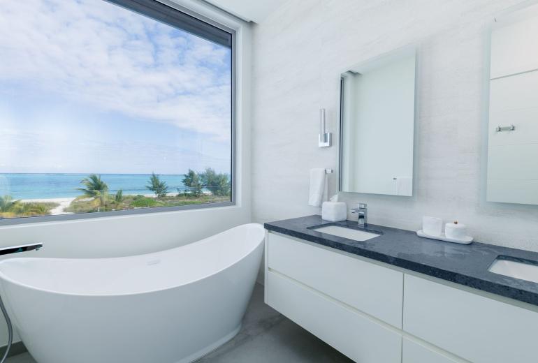 Tci018 – Luxury beachfront villa in Grace Bay