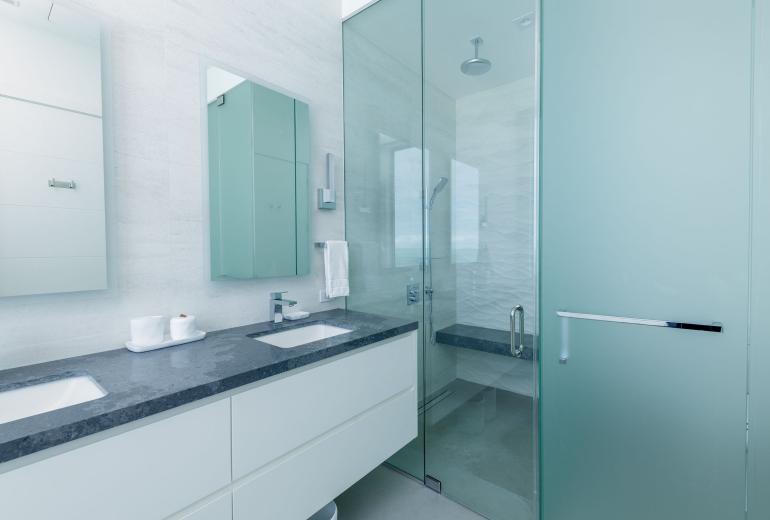 Tci018 – Luxury beachfront villa in Grace Bay