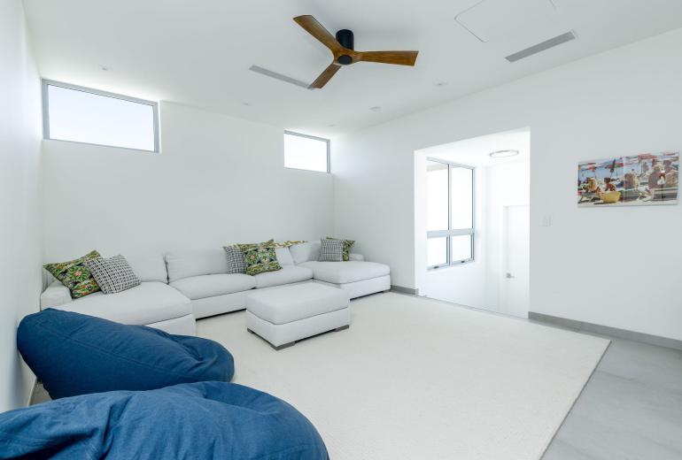 Tci018 – Luxury beachfront villa in Grace Bay