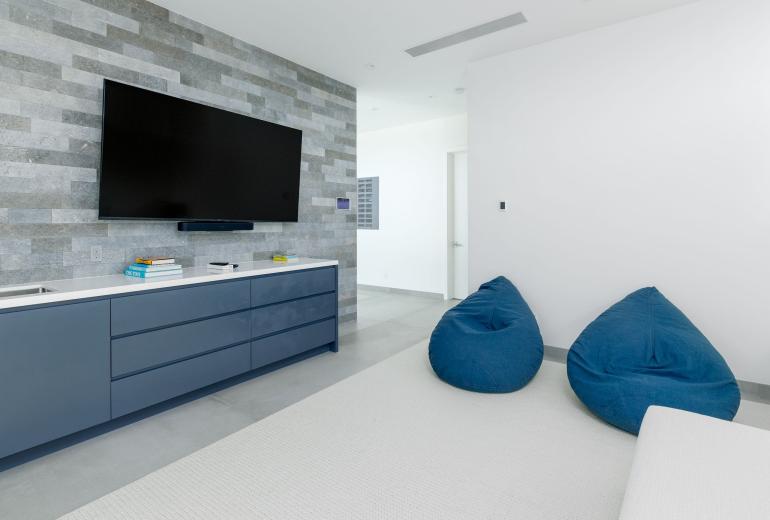 Tci018 – Luxury beachfront villa in Grace Bay