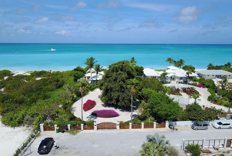 Tci020 – Beachside villa with pool in Grace Bay