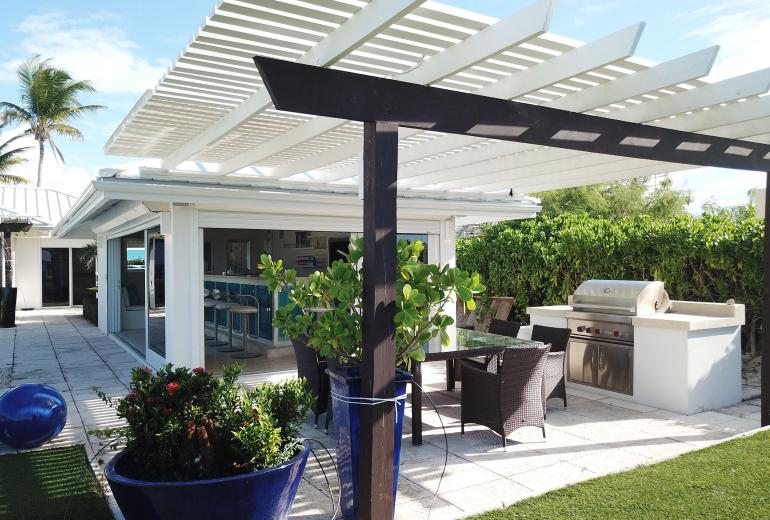 Tci020 – Beachside villa with pool in Grace Bay