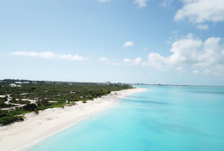 Tci020 – Villa en bord de mer avec piscine à Grace Bay