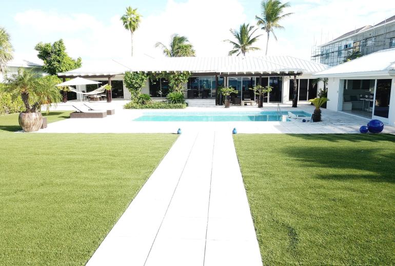 Tci020 – Beachside villa with pool in Grace Bay